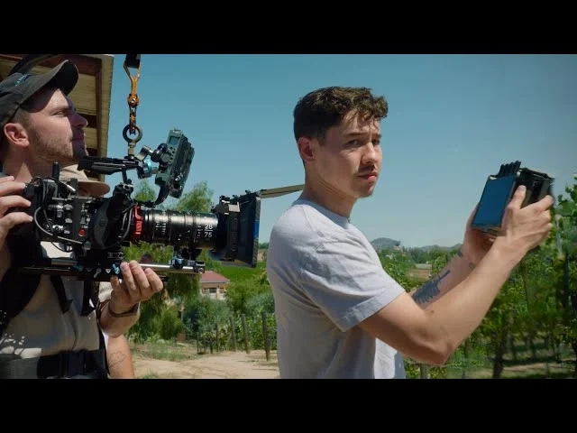 今日大赛获奖导演在拍摄现场工作