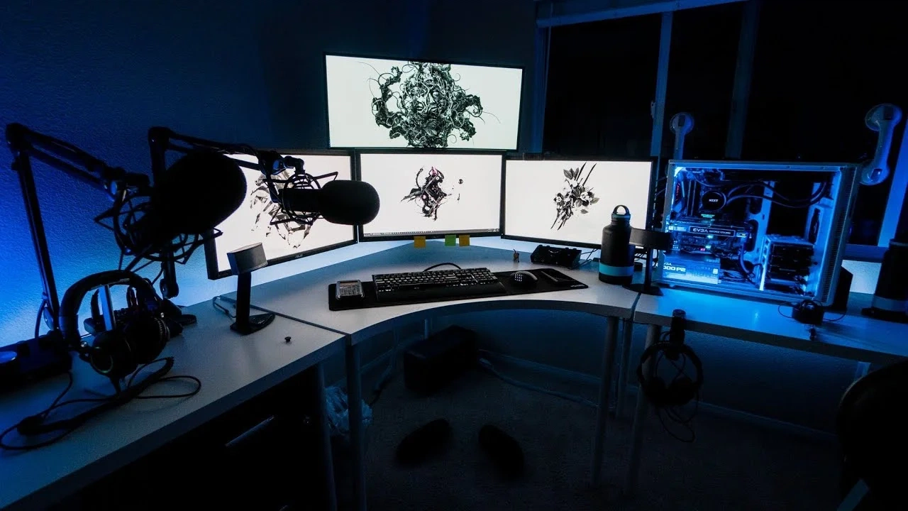 小蓝视频后期制作团队在专业工作站剪辑视频